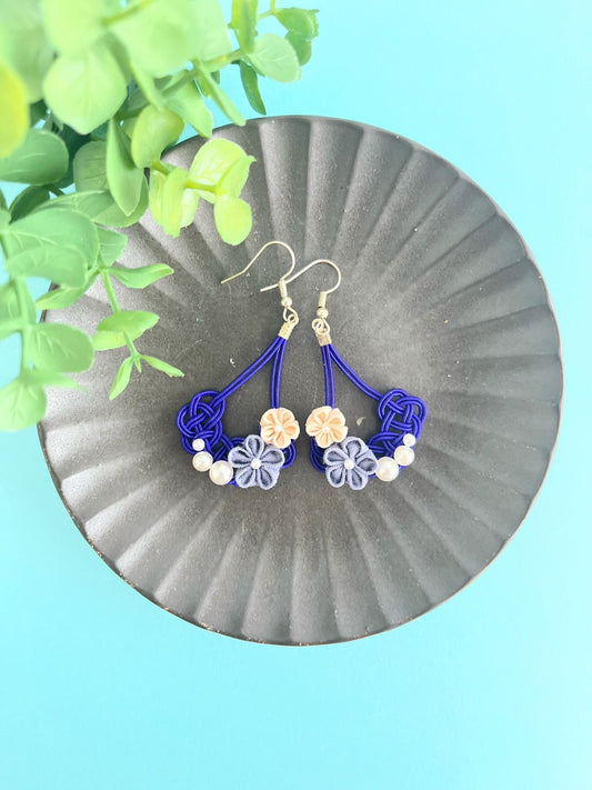 A dark blue color that is perfect for autumn and winter quietly waiting for spring | Earrings | Tsumami-zaiku | Mizuhiki | Handmade in Japan