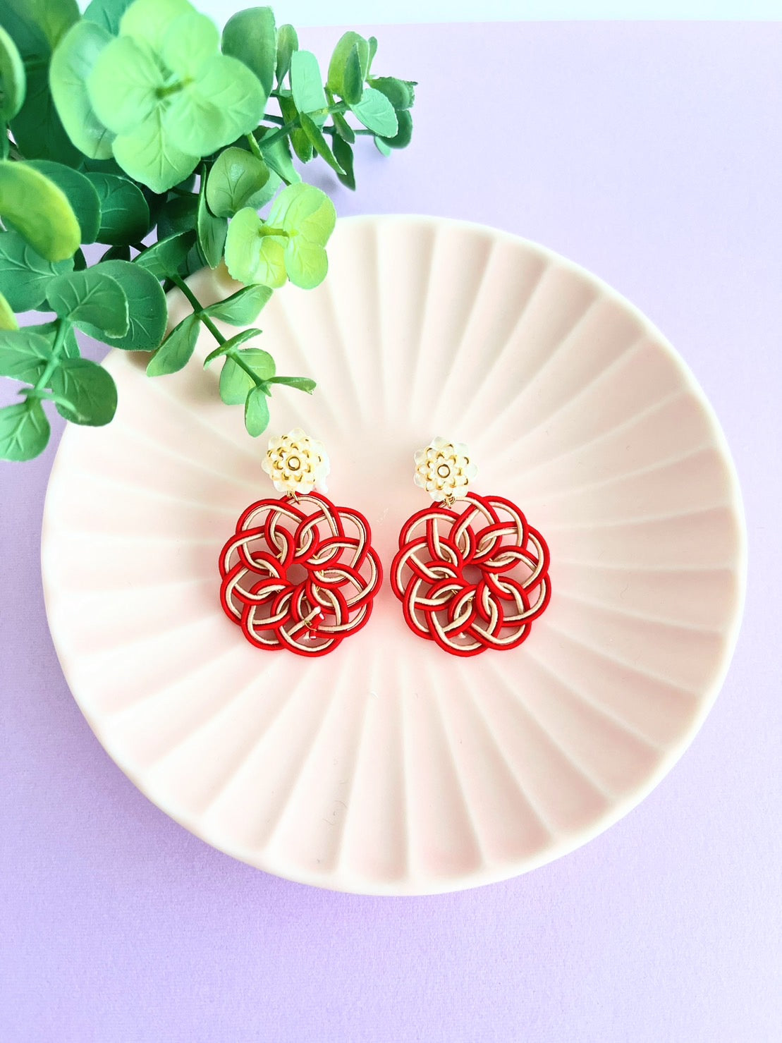 Large-flowered dahlias enjoying a sunny day red | Earrings | Mizuhiki | Handmade in Japan