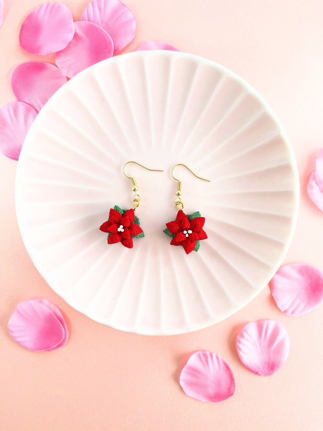 Red is the perfect color for Christmas | Earrings | Tsumami-zaiku | Handmade in Japan