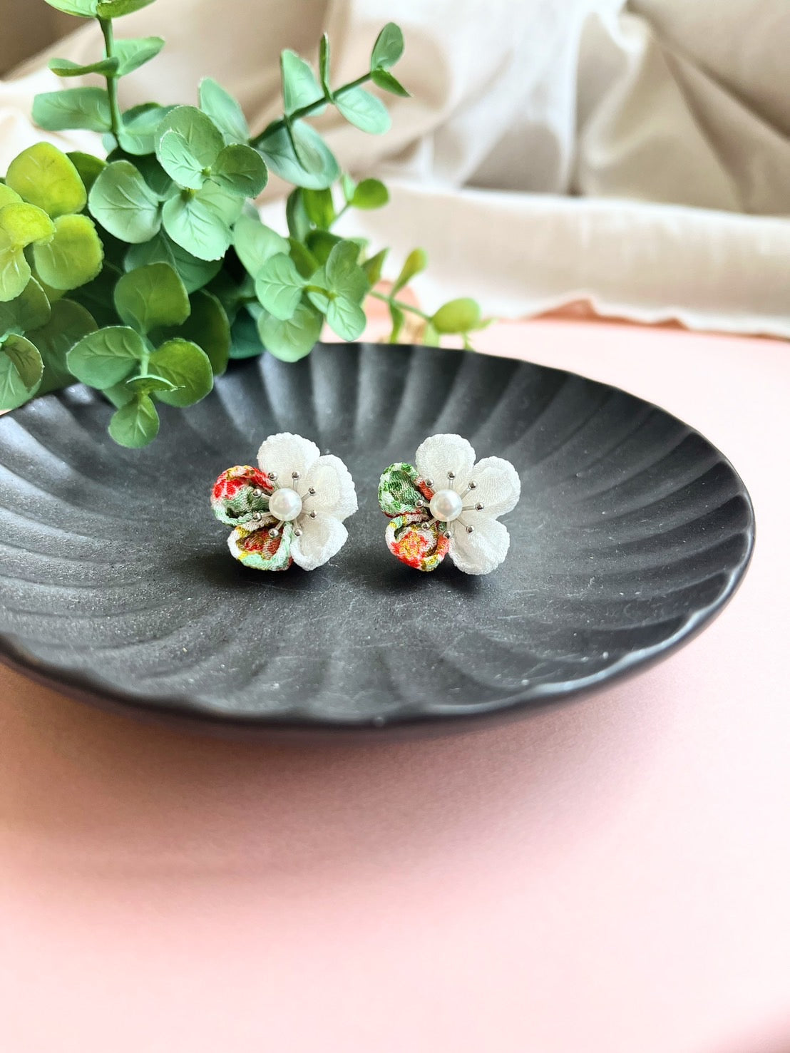 Kimono Leaf Green × White Bicolor Earrings | Earrings | Tsumami-zaiku| Handmade in Japan